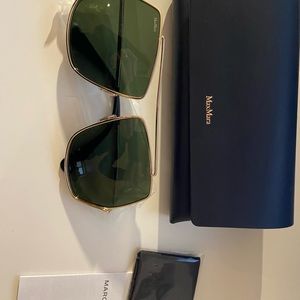 Beautiful new sunglass as seen in Jlo gold frame